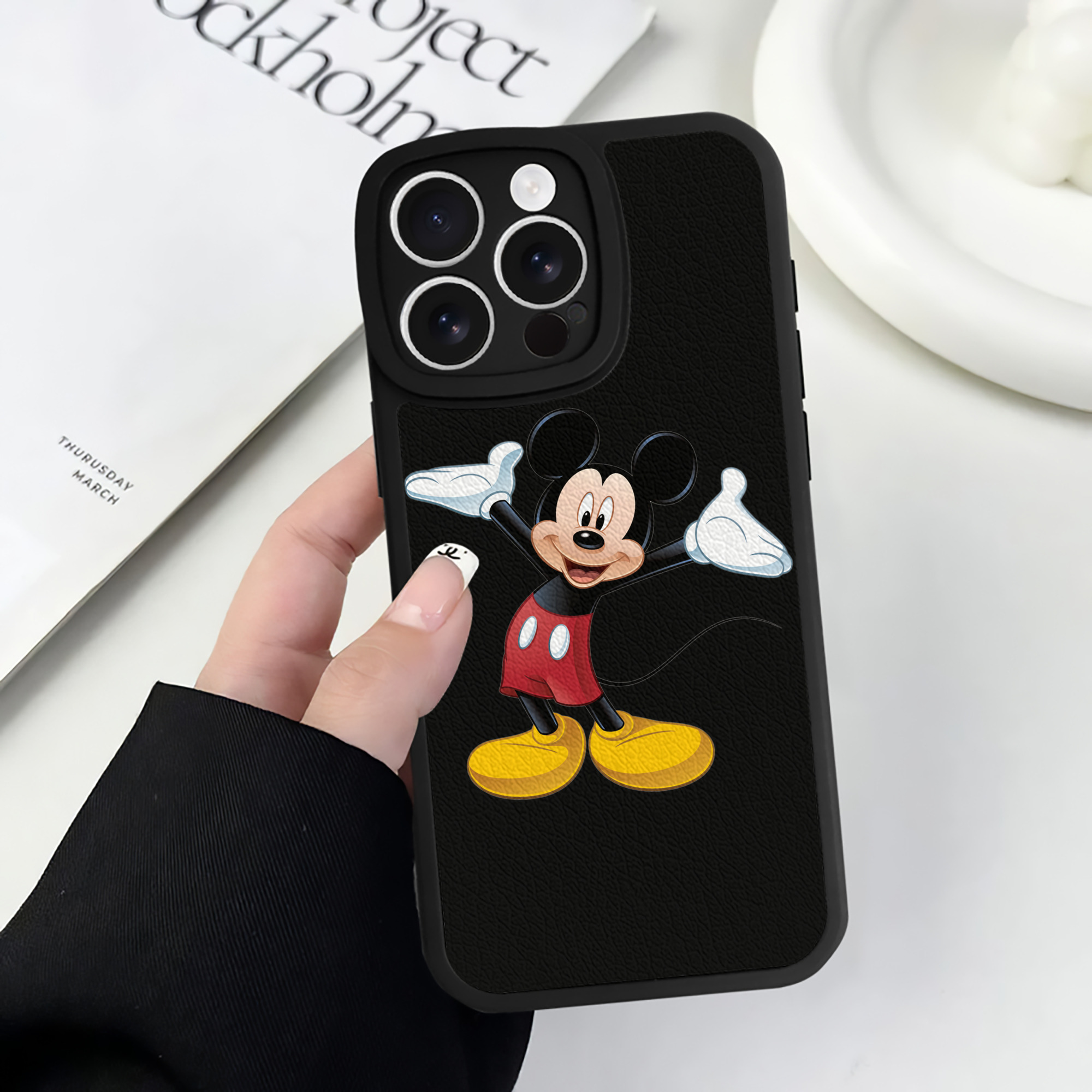 （画像用） ミッキーマウス Mickey Mouse 【iPhone 16シリーズ対応】シリコンスマホケース（レザー調） 材質：シリコン